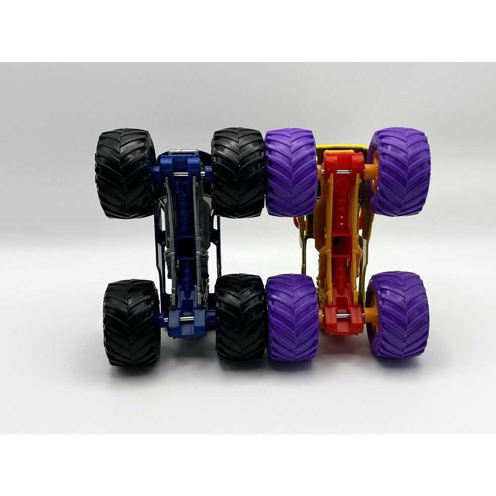 Monster Jam 1:64 Die-Cast Lot of 2 El Toro Loco & Blue Thunder Spin Master - Picture 4 of 4
